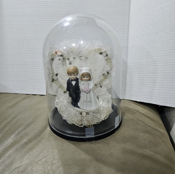 Beautiful Bride & Groom wedding topper with storage case. - Picture 1 of 3